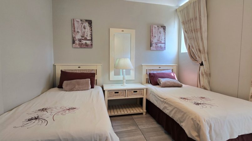 Second bedroom with two single beds fourth-floor Saint Tropez 401