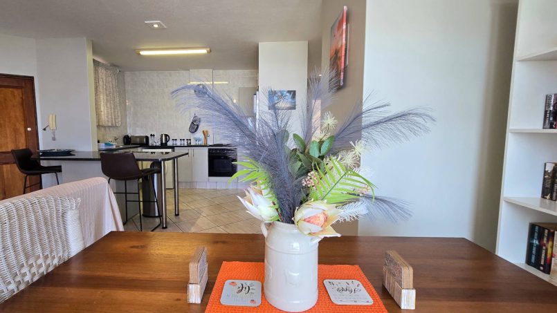 Dining table and kitchen fourth-floor Saint Tropez 401