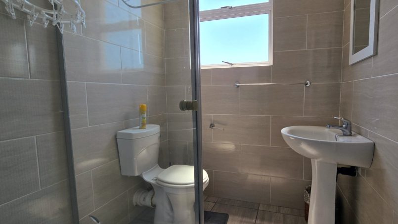 Guest bathroom with shower and toilet fourth-floor Saint Tropez 401