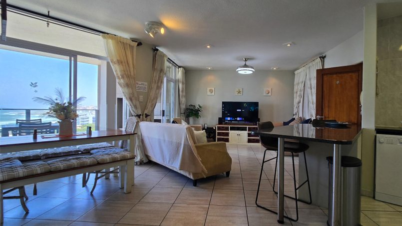 Open-plan lounge, dining and kitchen with sea view fourth-floor Saint Tropez 401