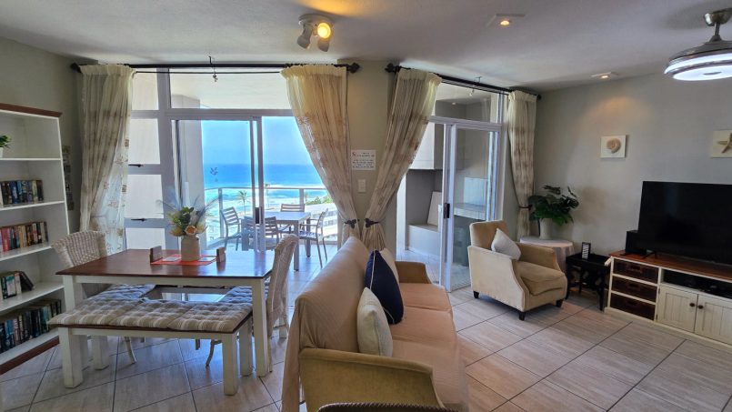 Open-plan dining room and lounge with sea view fourth-floor Saint Tropez 401