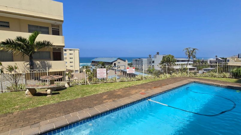 Sea view over swimming pool from Saint Tropez 401