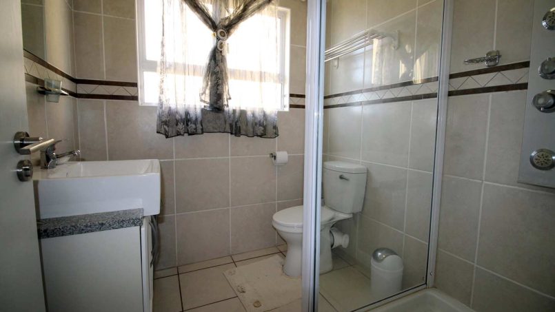 Margate self-catering holiday apartment overlooking the Margate Pier - Mahe 13 sleep 6.