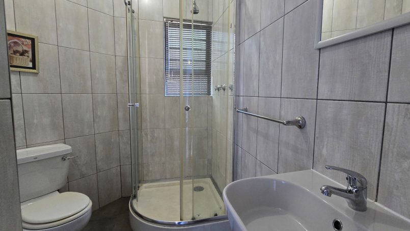 Guests bathroom at Southcoast Seaview @ No 3 Bonamic – Manaba Beach South Coast