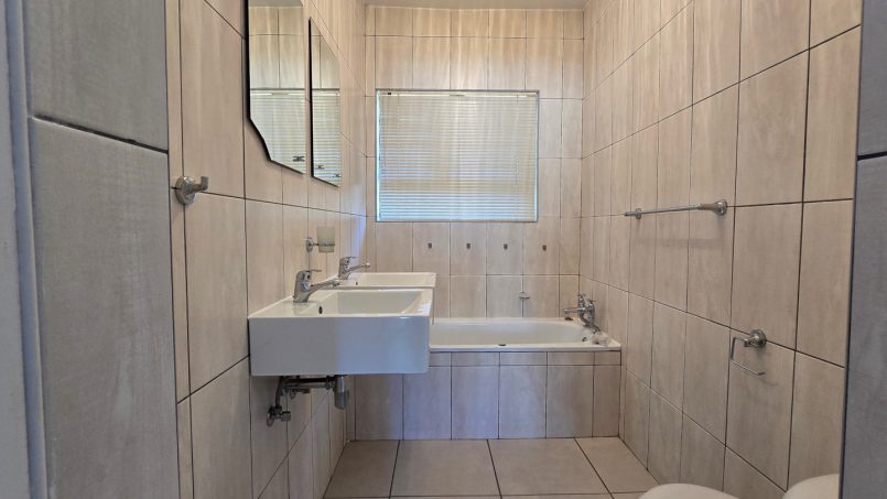 En-suite bathroom at Southcoast Seaview @ No 3 Bonamic – Manaba Beach South Coast