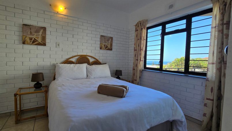 Main bedroom at Southcoast Seaview @ No 3 Bonamic – queen bed and en-suite bathroom