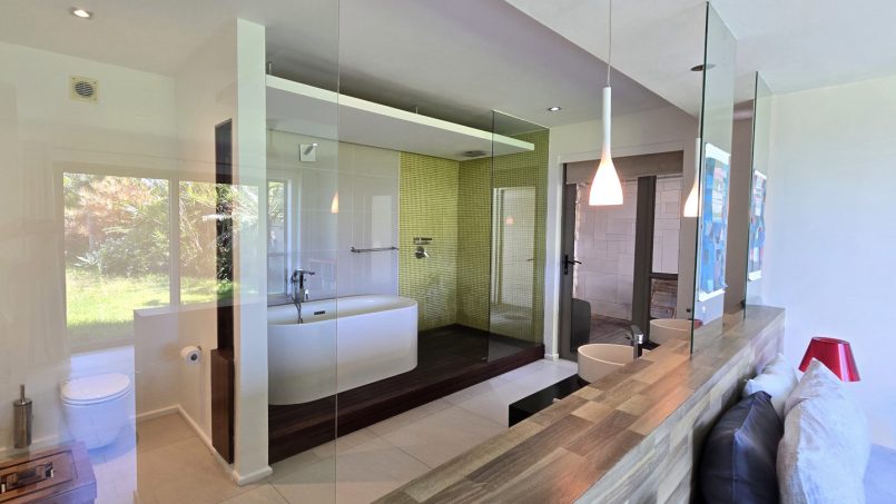 Strachan 2127 is a luxury holiday home in Ramsgate, located on the beachfront of Ramsgate Beach. This stunning sea-view rental in KwaZulu-Natal offers breathtaking ocean views, an infinity pool, and modern comforts—making it the perfect family-friendly getaway in South Africa.