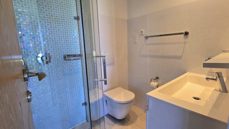 Strachan 2127 is a luxury holiday home in Ramsgate, located on the beachfront of Ramsgate Beach. This stunning sea-view rental in KwaZulu-Natal offers breathtaking ocean views, an infinity pool, and modern comforts—making it the perfect family-friendly getaway in South Africa.