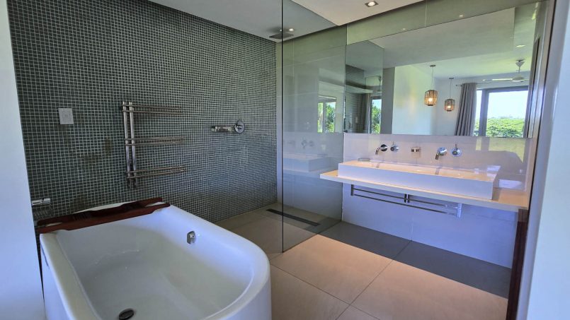 Strachan 2127 is a luxury holiday home in Ramsgate, located on the beachfront of Ramsgate Beach. This stunning sea-view rental in KwaZulu-Natal offers breathtaking ocean views, an infinity pool, and modern comforts—making it the perfect family-friendly getaway in South Africa.