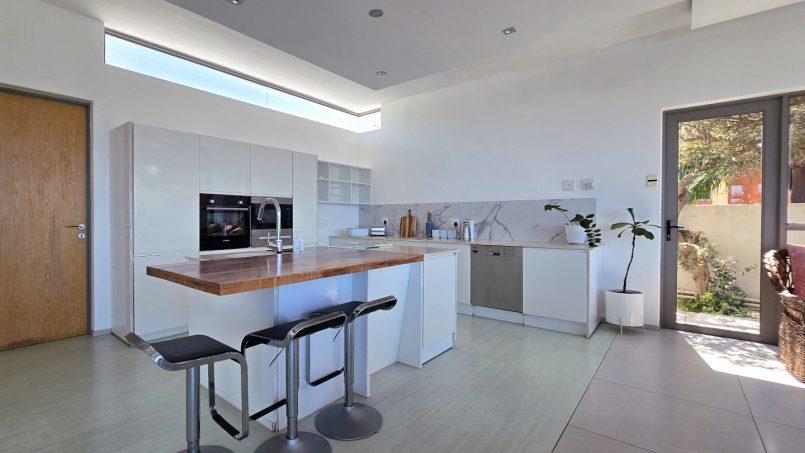 Strachan 2127 is a luxury holiday home in Ramsgate, located on the beachfront of Ramsgate Beach. This stunning sea-view rental in KwaZulu-Natal offers breathtaking ocean views, an infinity pool, and modern comforts—making it the perfect family-friendly getaway in South Africa.