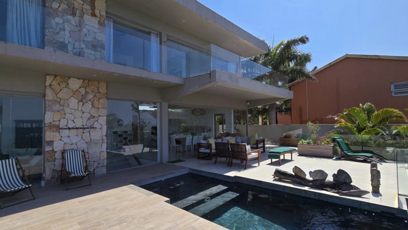 Strachan 2127 is a luxury holiday home in Ramsgate, located on the beachfront of Ramsgate Beach. This stunning sea-view rental in KwaZulu-Natal offers breathtaking ocean views, an infinity pool, and modern comforts—making it the perfect family-friendly getaway in South Africa.