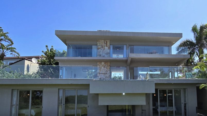 Strachan 2127 is a luxury holiday home in Ramsgate, located on the beachfront of Ramsgate Beach. This stunning sea-view rental in KwaZulu-Natal offers breathtaking ocean views, an infinity pool, and modern comforts—making it the perfect family-friendly getaway in South Africa.