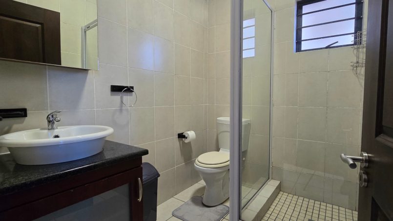 Modern en-suite bathroom at Topanga 25, part of a sea facing 6 sleeper in Uvongo offering affordable holiday accommodation in Uvongo near the beach.