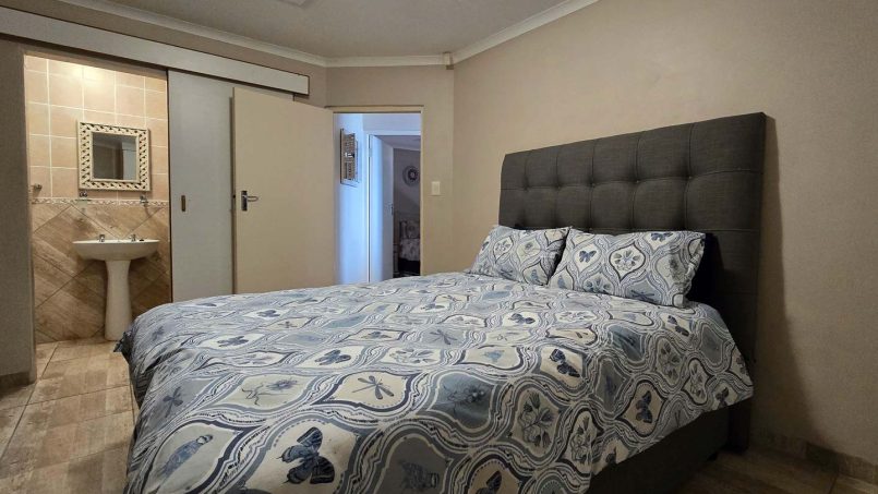 Uvongo Chalets 27 is a self-catering 6 sleeper flat on Lilliecrona Boulevard in Uvongo on the South Coast of KwaZulu Natal in South Africa. The property offers solar power with an inverter, internet, WiFi, Netflix, DSTV and filtered drinking water.