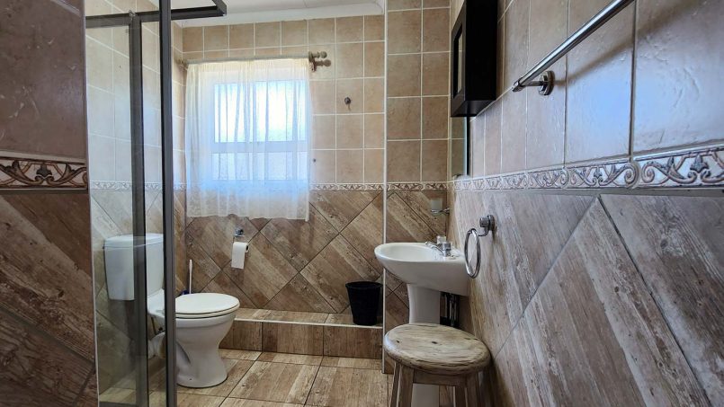 Uvongo Chalets 27 is a self-catering 6 sleeper flat on Lilliecrona Boulevard in Uvongo on the South Coast of KwaZulu Natal in South Africa. The property offers solar power with an inverter, internet, WiFi, Netflix, DSTV and filtered drinking water.
