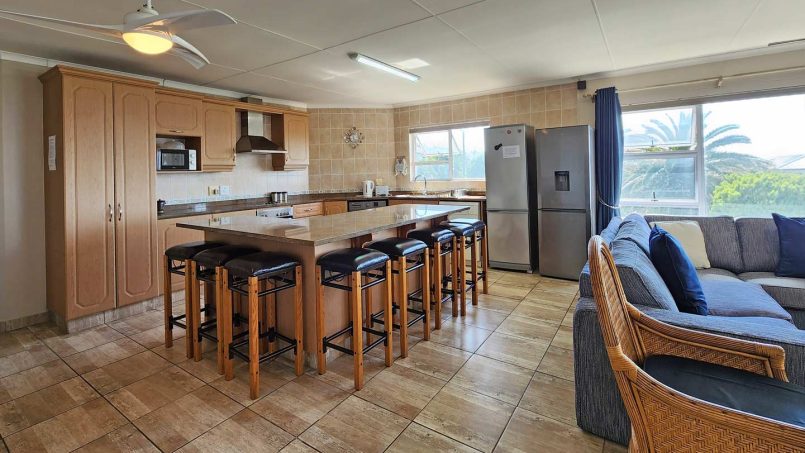 Uvongo Chalets 27 is a self-catering 6 sleeper flat on Lilliecrona Boulevard in Uvongo on the South Coast of KwaZulu Natal in South Africa. The property offers solar power with an inverter, internet, WiFi, Netflix, DSTV and filtered drinking water.
