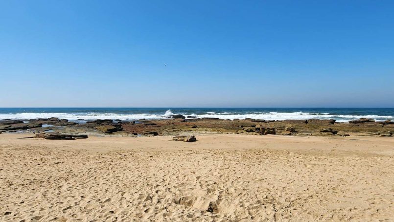 Uvongo Chalets 27 is a self-catering 6 sleeper flat on Lilliecrona Boulevard in Uvongo on the South Coast of KwaZulu Natal in South Africa. The property offers solar power with an inverter, internet, WiFi, Netflix, DSTV and filtered drinking water.