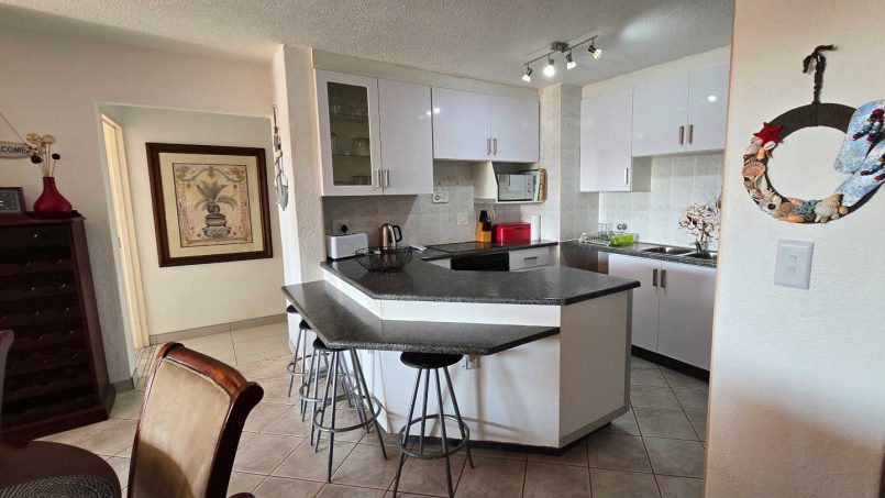 Laguna la Crete 84 on Uvongo Beach seafront and lagoon - selfsorg vakansie - happyholidays