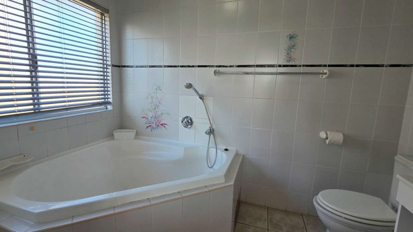 Laguna la Crete 84 on Uvongo Beach seafront and lagoon - selfsorg vakansie - happyholidays