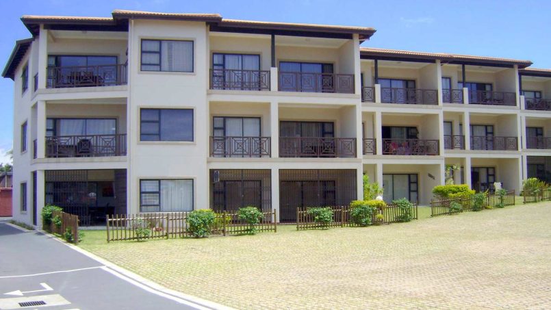 Uvongo self-catering accommodation for long weekends, Easter, July, September, October and December school holidays on the South Coast - Topanga 2