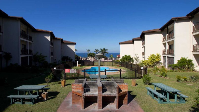 Uvongo self-catering accommodation for long weekends, Easter, July, September, October and December school holidays on the South Coast - Topanga 2