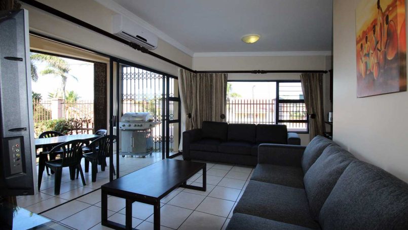 Uvongo self-catering accommodation for long weekends, Easter, July, September, October and December school holidays on the South Coast - Topanga 2