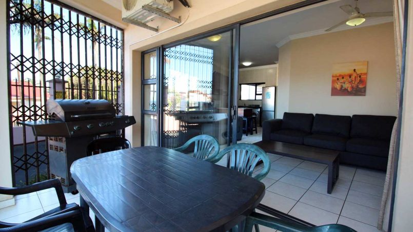 Uvongo self-catering accommodation for long weekends, Easter, July, September, October and December school holidays on the South Coast - Topanga 2