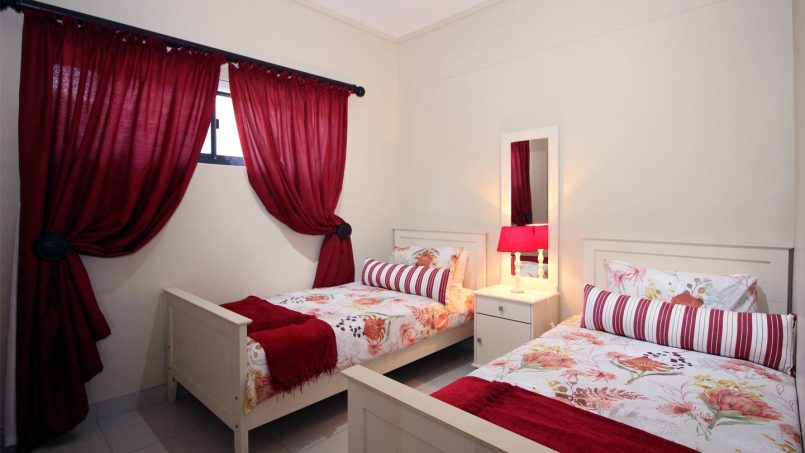 Third bedroom with two single beds at Whale Rock 16 Margate