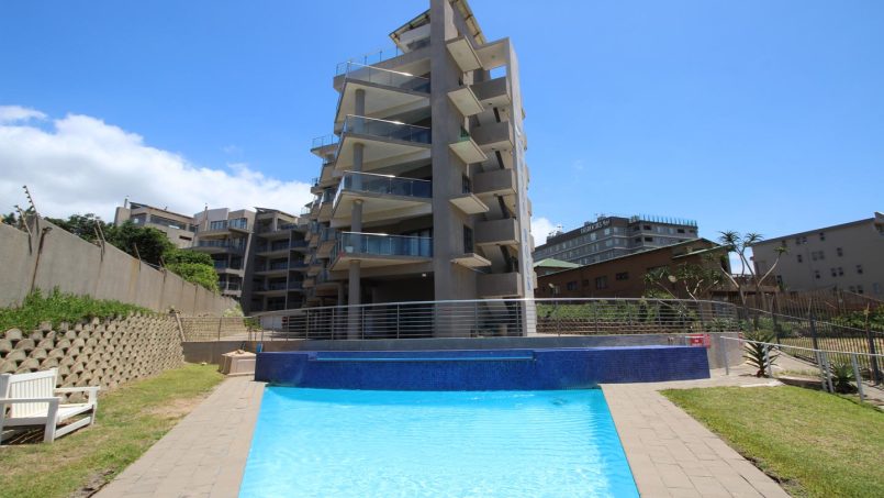 Whale Rock 16 holiday apartment in Margate with shared swimming pool
