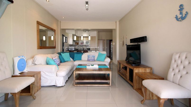 Open-plan dining and kitchen area at Whale Rock 16 in Margate