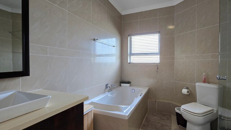The 2nd bathroom at Lucien Sands 501 in Manaba Beach