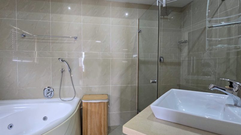 The en-suite bathroom at Lucien Sands 501 in Manaba